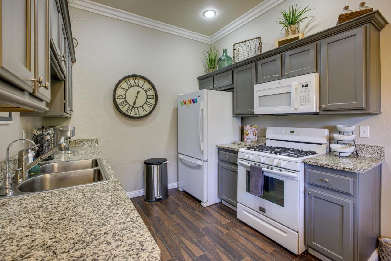 Vegas With Pool Access! Apartment